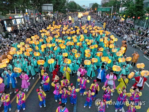 오늘 서울도심 5만명 연등행렬…내일 뉴진스님 '부처핸섬' 뜬다