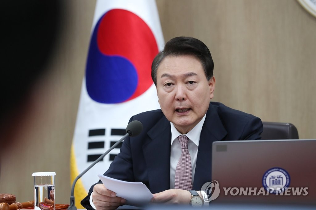 En la fotografía de archivo, proporcionada por el cuerpo de prensa, se muestra al presidente surcoreano, Yoon Suk Yeol, hablando durante una reunión del Gabinete, el 23 de mayo de 2023, en la oficina presidencial, en Seúl. (Prohibida su reventa y archivo)