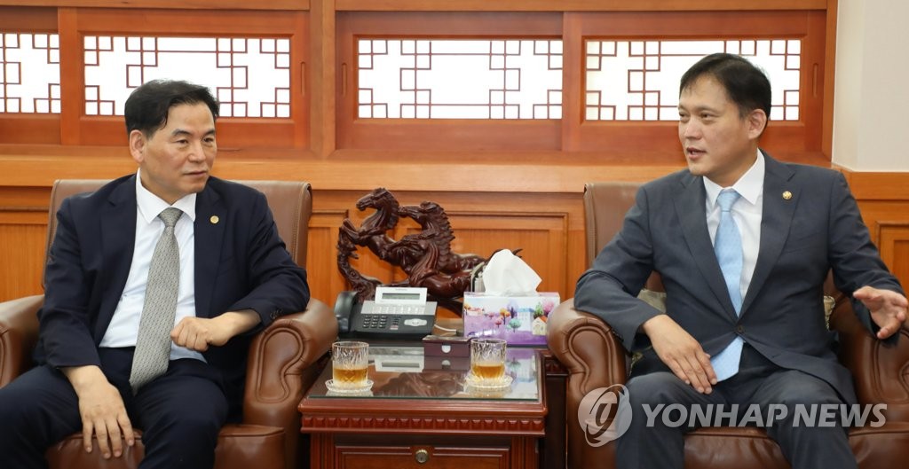 김태규 부위원장, 해양대 총장과 환담