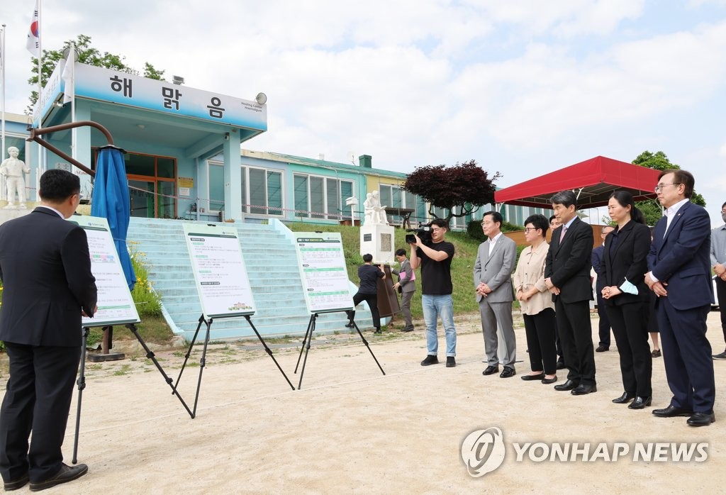 학교폭력 피해학생 지원기관 현장 점검하는 이주호 부총리