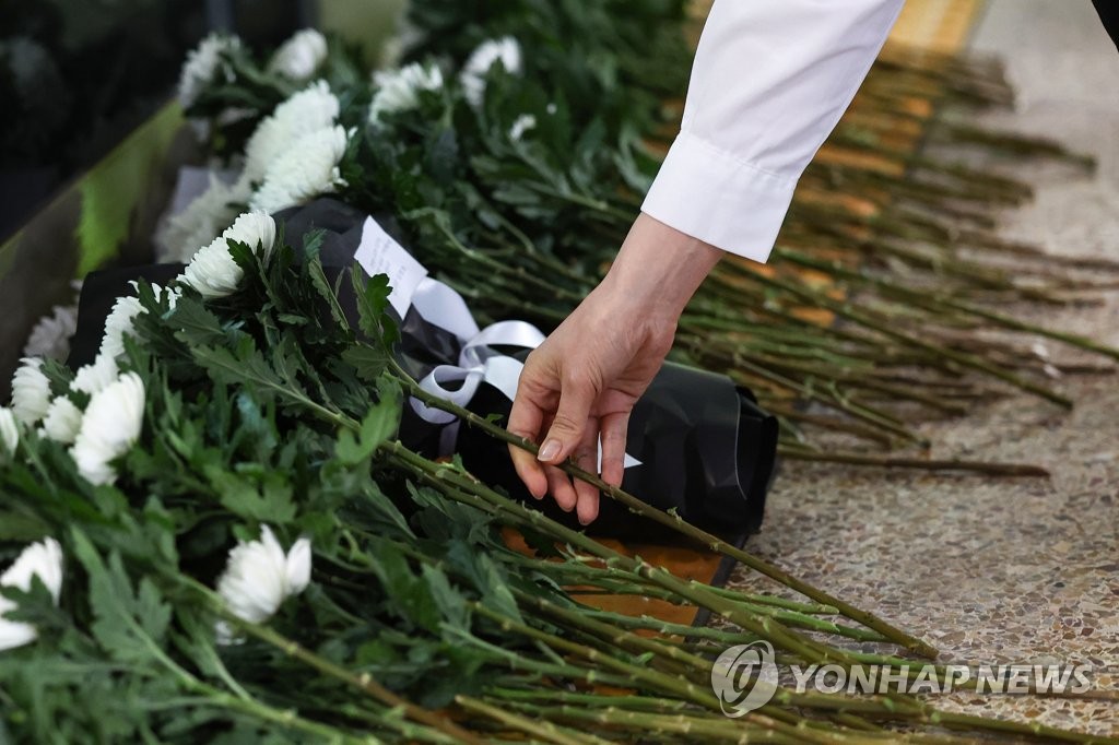 헌화하는 구의역 참사 추모제 참석자