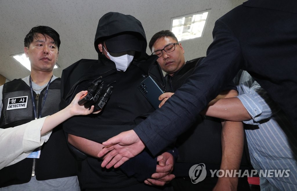 '공포의 착륙' 항공기 문 연 30대 구속심사