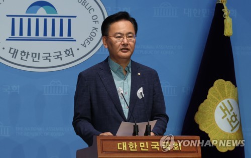 논평하는 유상범 수석대변인