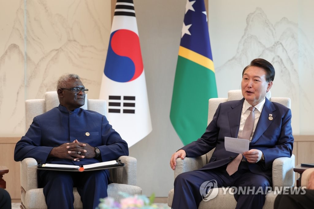 Leaders of S. Korea, Solomon Islands hold summit Leaders of S. Korea, Solomon Islands hold summit