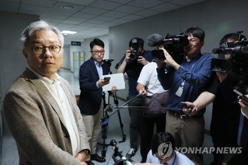 질문에 답하는 최강욱 의원