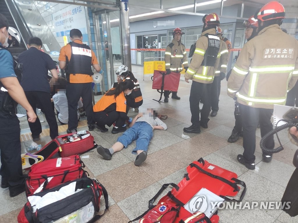 수내역 에스컬레이터 역주행 사고로 14명 부상