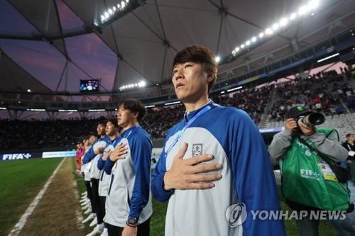 국기에 경례하는 김은중 감독