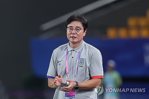 선수들에게 박수 보내는 황선홍 감독