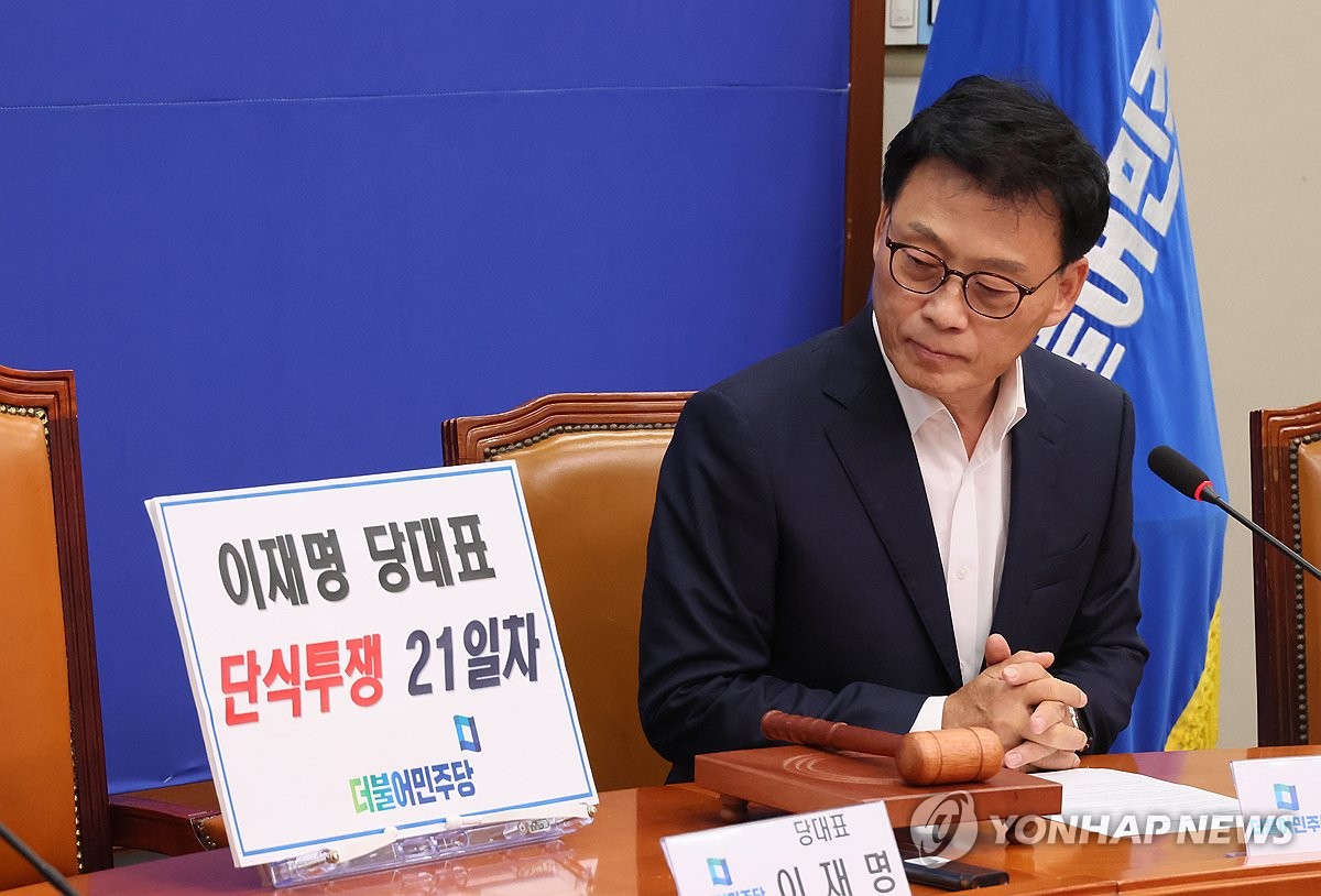 이재명 대표의 빈자리 바라보는 박광온 원내대표