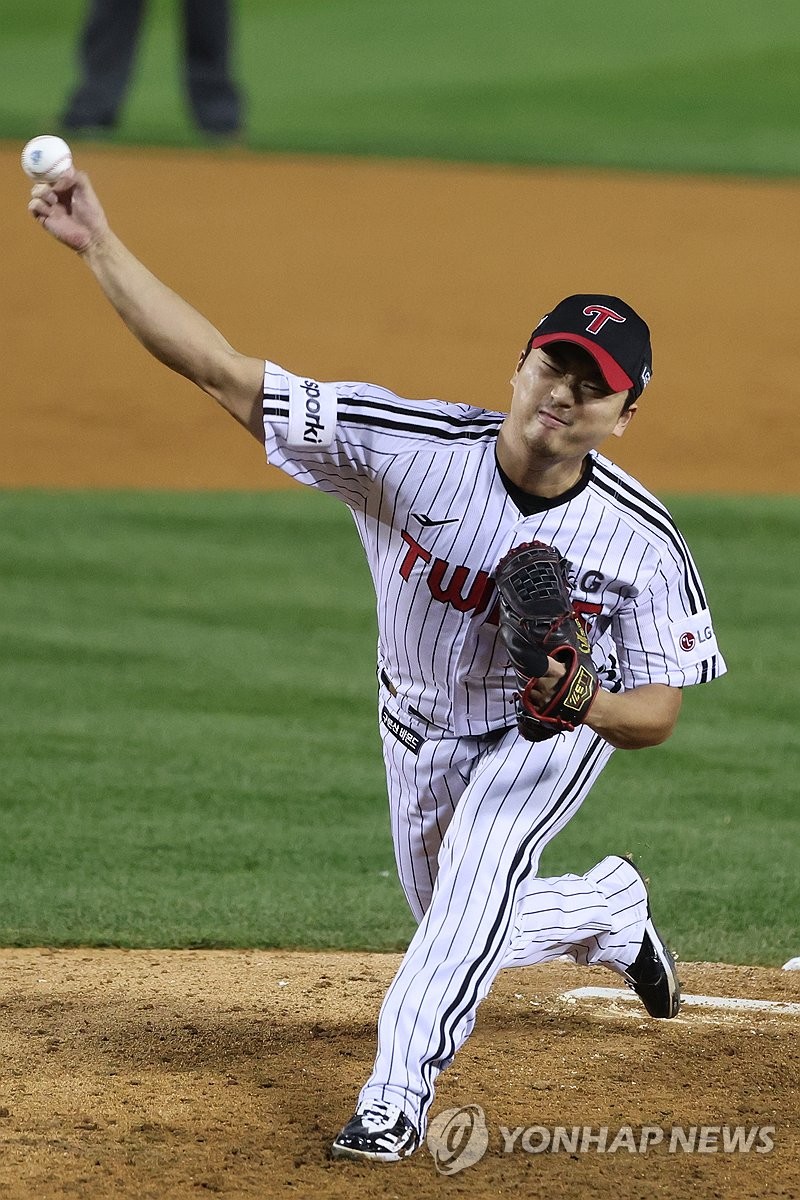 In this file photo from Nov. 13, 2023, LG Twins closer Go Woo-suk pitches against the KT Wiz during Game 5 of the Korean Series at Jamsil Baseball Stadium in Seoul. (Yonhap)