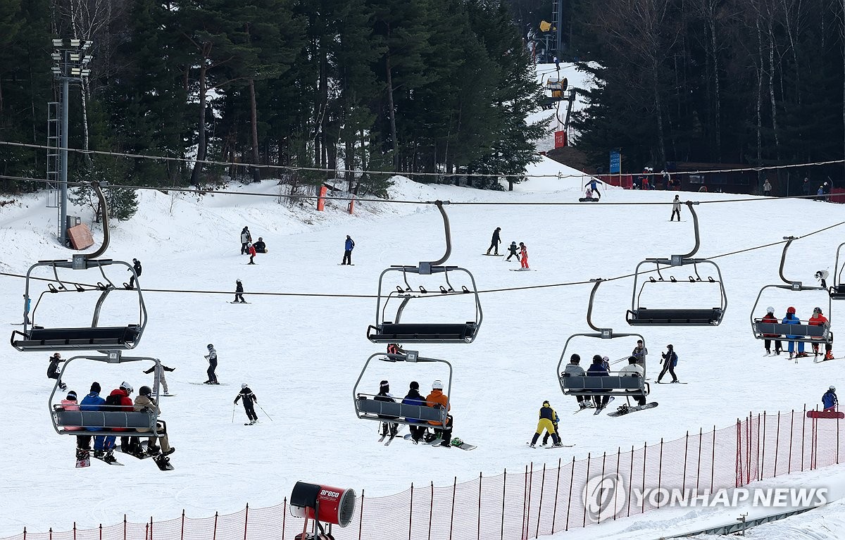 주말 맞아 붐비는 강원도 스키장