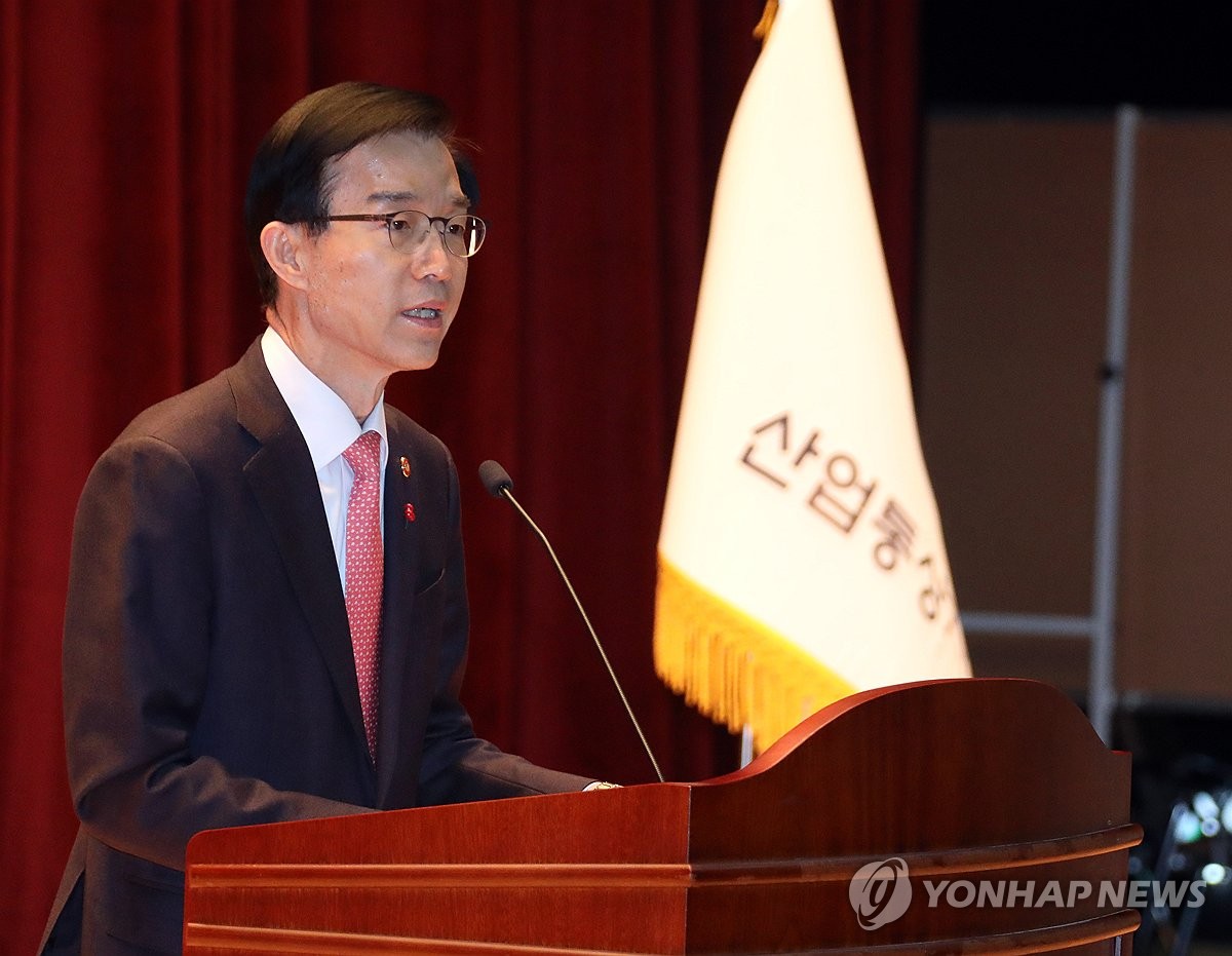 Industry Minister Bang Moon-kyu delivers remarks at the ministry building in the central government complex in Sejong, south of Seoul, on Jan. 4, 2024, as he leaves office to run for a parliamentary seat at the general elections. (Yonhap)