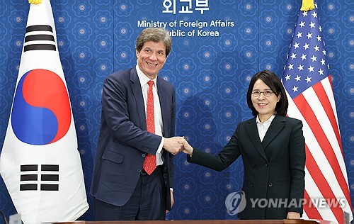 This photo, taken on Jan. 31, 2024, shows Vice Foreign Minister Kang In-sun (R) shaking hands with Jose Fernandez, the under secretary of state for economic growth, energy and the environment, before their talks in Seoul. (Pool photo) (Yonhap)