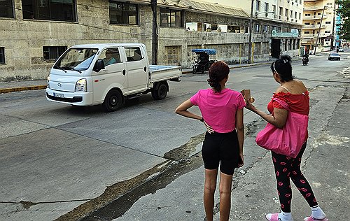 쿠바 도심 달리는 현대차