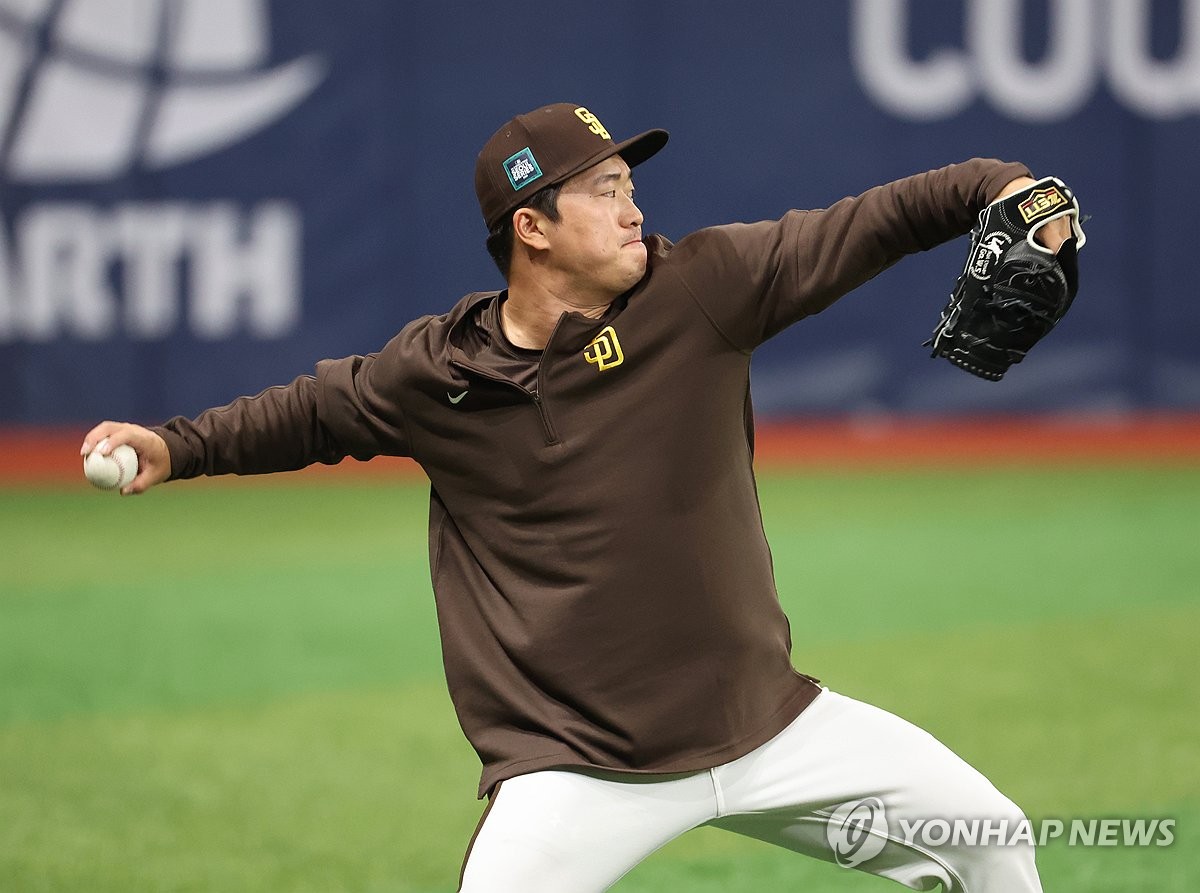 In this file photo from March 19, 2024, San Diego Padres pitcher Go Woo-suk throws a ball during a workout at Gocheok Sky Dome in Seoul, prior to the Padres' game against the Los Angeles Dodgers to open the 2024 Major League Baseball season. (Yonhap)