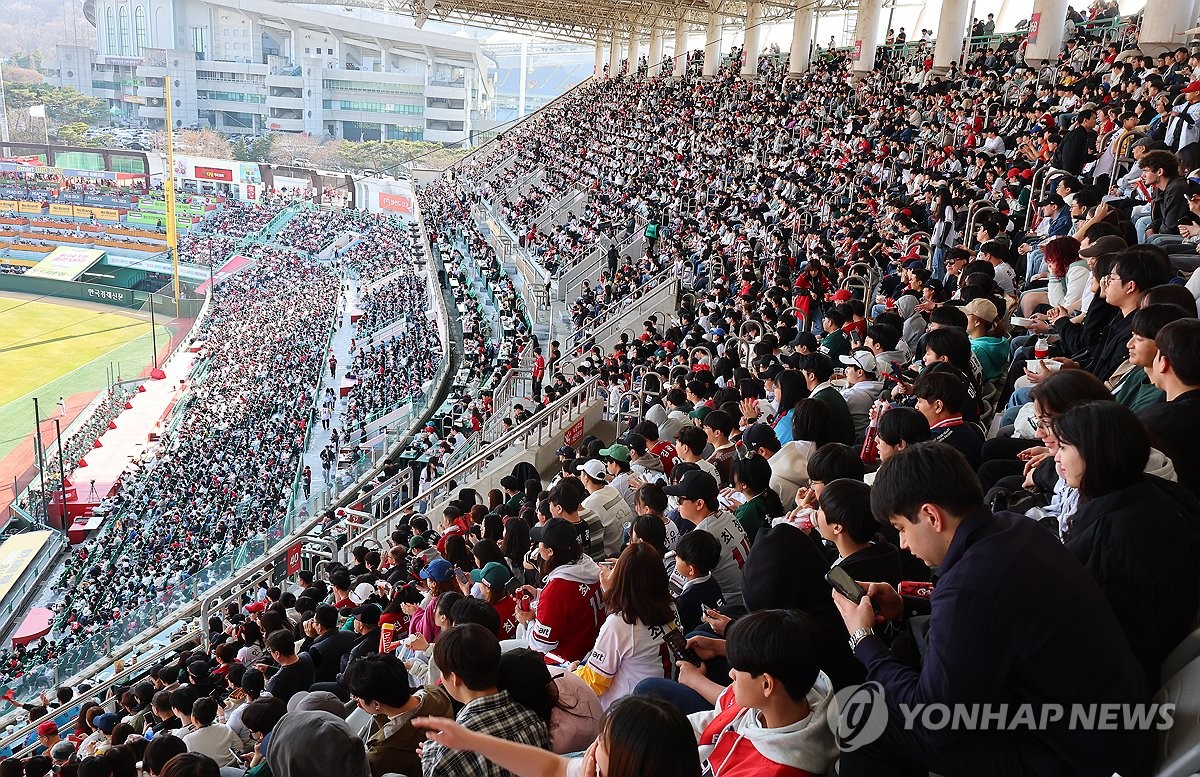 SSG랜더스필드 가득 메운 관중