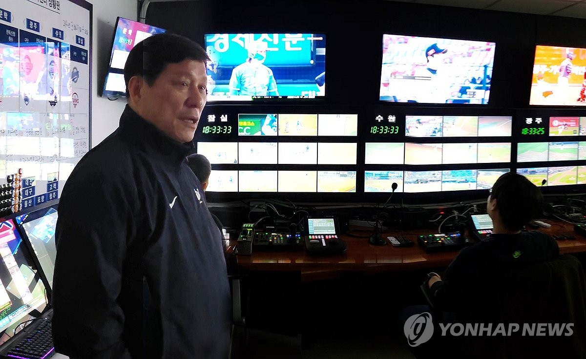 비디오 판독실 찾은 허구연 KBO 총재