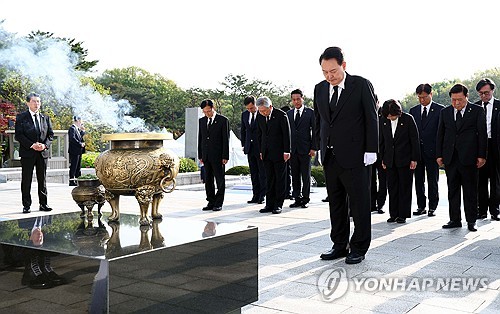 الرئيس يون يعرب عن احترامه لضحايا ثورة 19 أبريل للديمقراطية في 1960