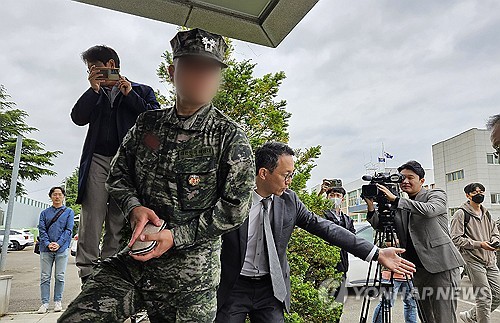 채상병 관련 수사 받기위해 경찰 출두한 해병대 중령과 김경호 변호사