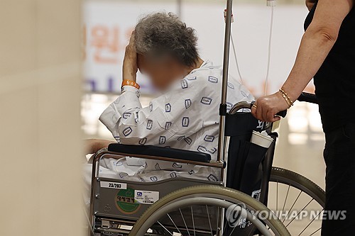 정부 "비상진료 건강보험 지원 한달 더 연장…상황 장기화 대비"