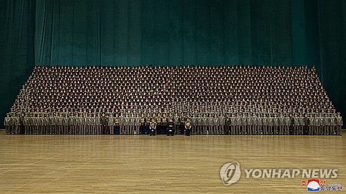 북한 김정은, '전국 파출소장 회의' 참가자들과 기념사진 촬영