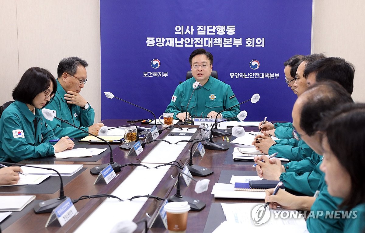 Health Minister Cho Kyoo-hong (C) speaks during a meeting held in the central city of Sejong on May 20, 2024. (Yonhap)