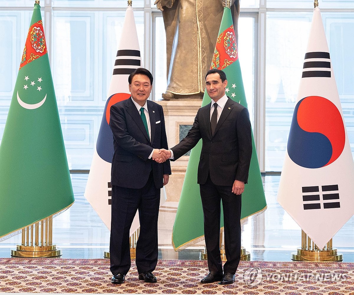 President Yoon Suk Yeol (L) and Turkmen President Serdar Berdimuhamedow pose for a photo after their summit in Ashgabat, Turkmenistan on June 10, 2024. (Pool photo) (Yonhap)