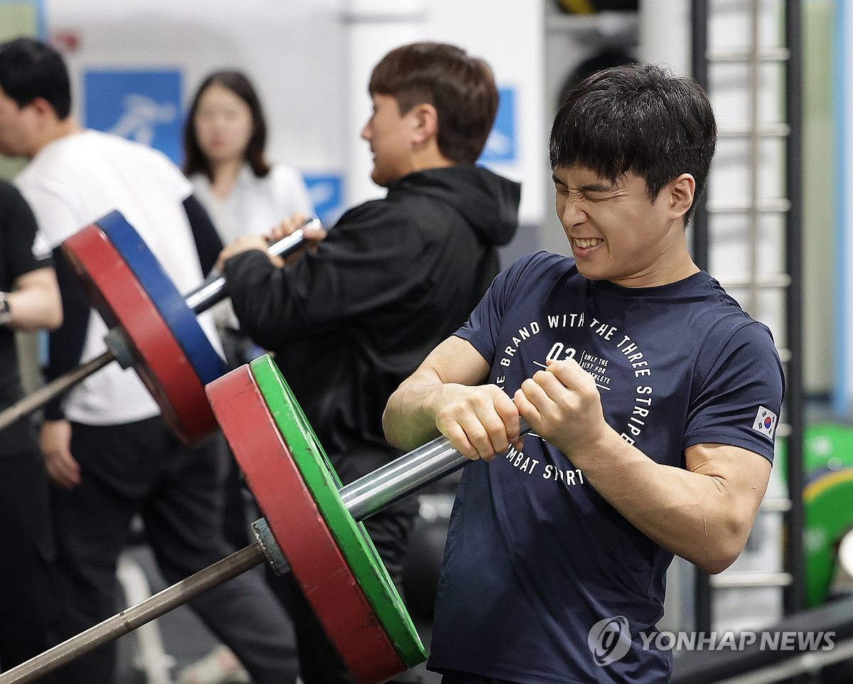 웨이트 훈련하는 안바울과 이준환