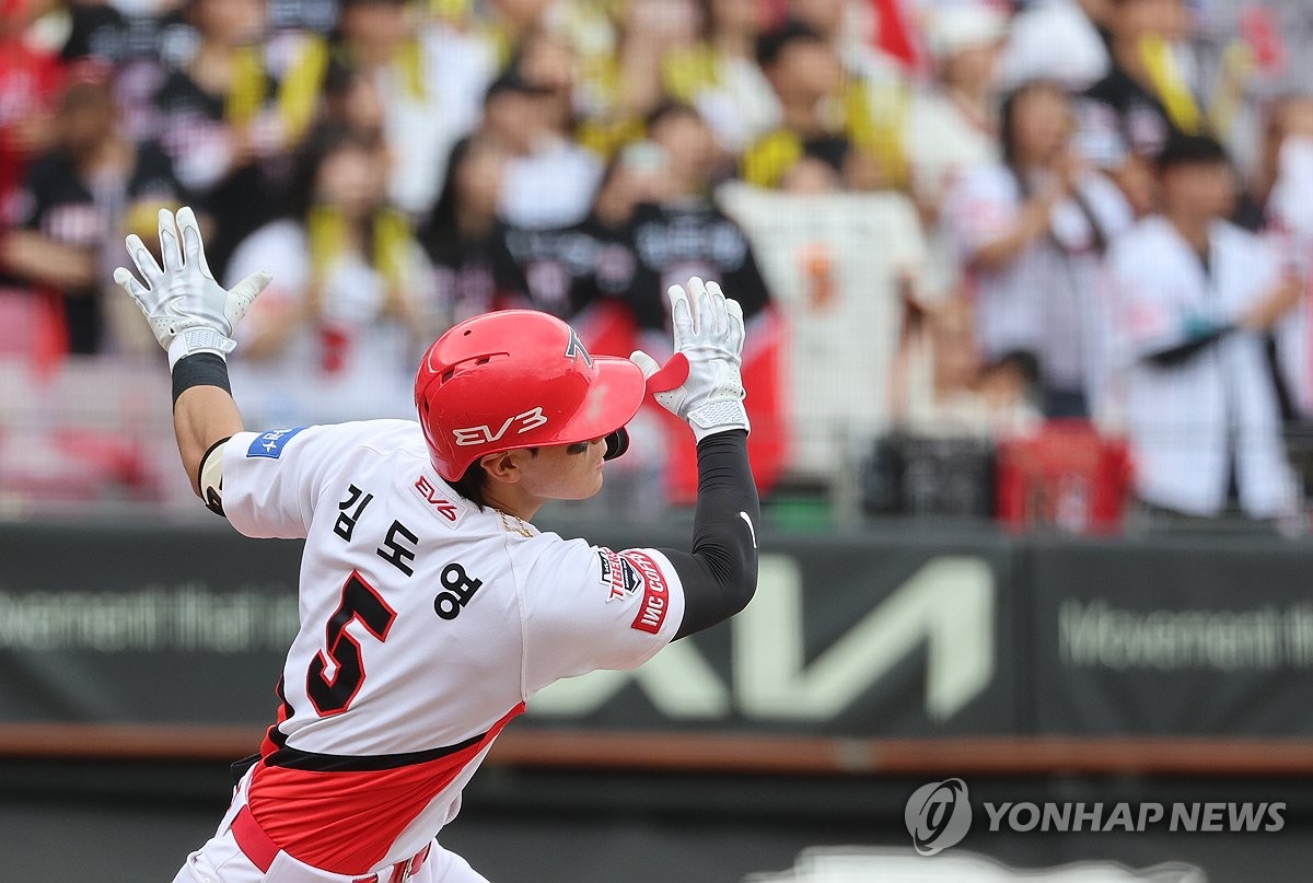 홈런 날리는 김도영, 20-20 달성