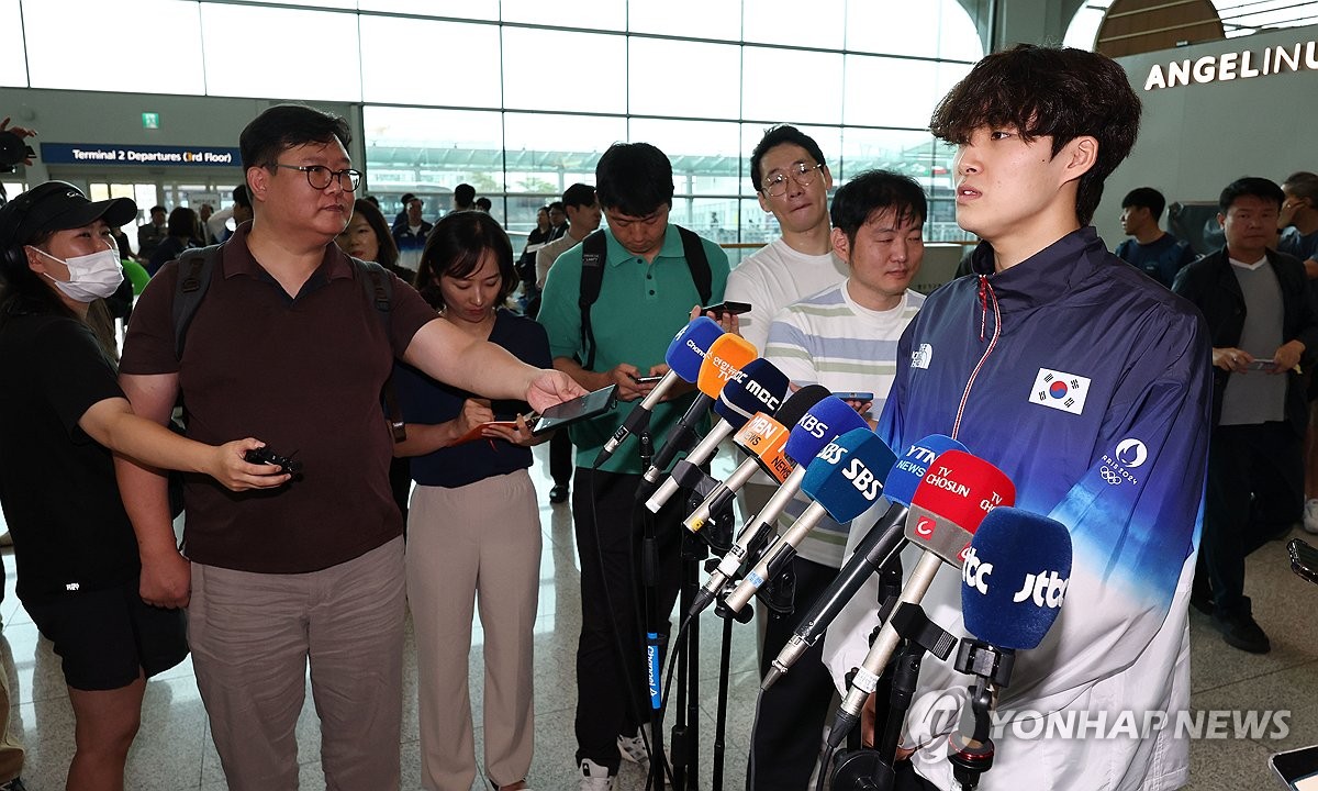 파리 출국 전 인터뷰하는 김우민