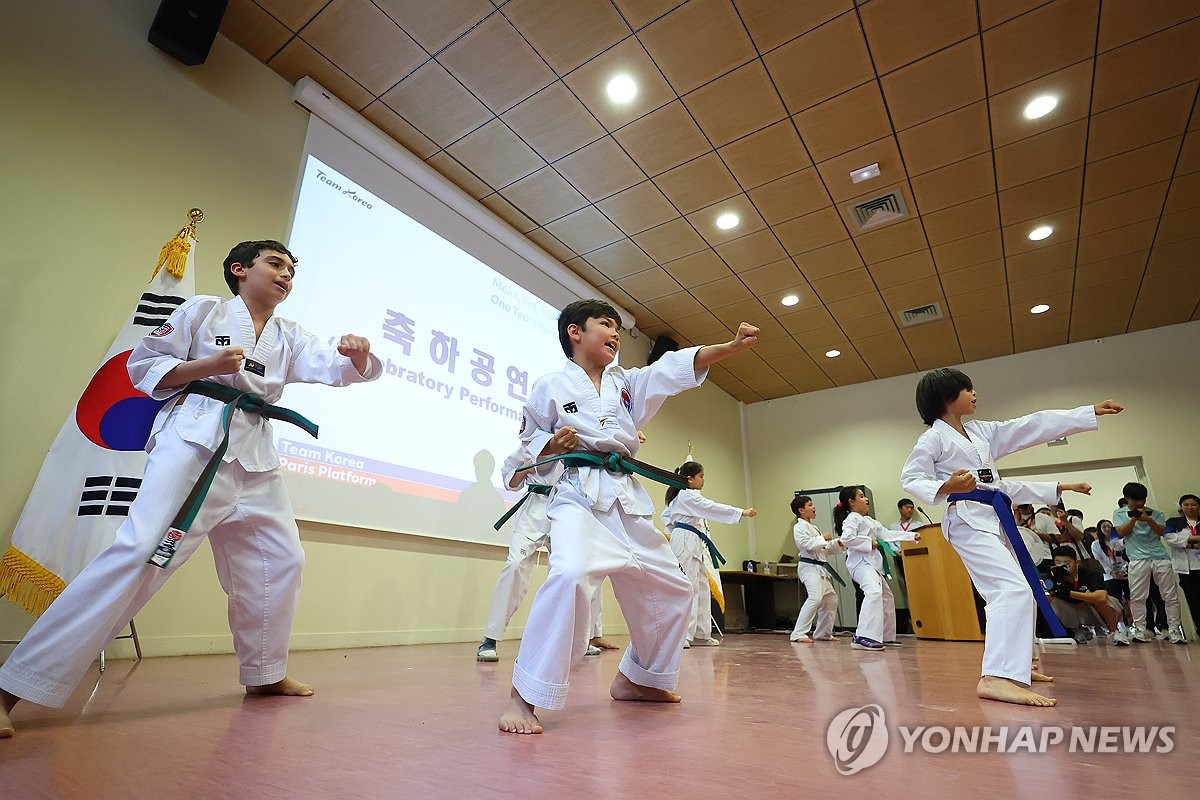 대한민국 대표팀을 횐영하는 프랑스 어린이들의 태권도 시범