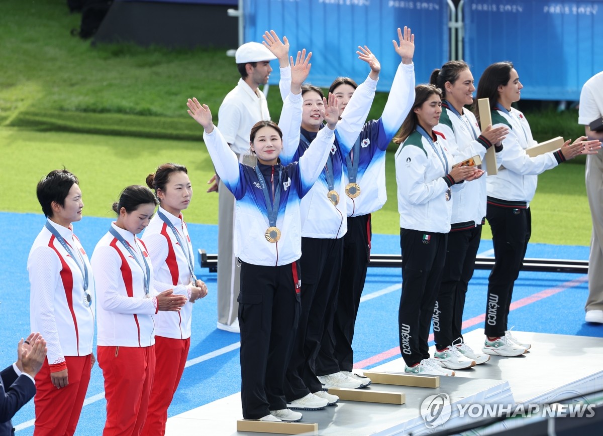 양궁 여자단체, 올림픽 10연속 금메달 시상대에