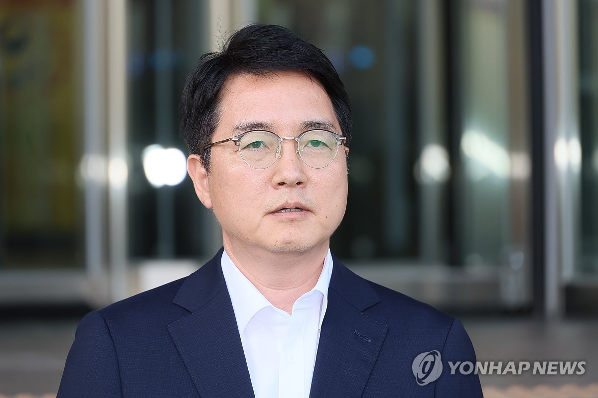 Vice Justice Minister Shim Woo-jung, whom President Yoon Suk Yeol named as the new prosecutor general on Aug. 11, 2024, speaks to reporters at the building of the justice ministry in Gwacheon, just south of Seoul. (Yonhap)