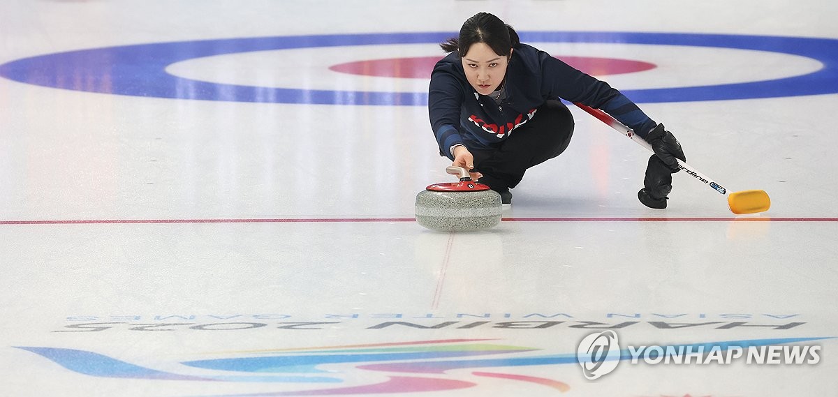 신중한 투구하는 김경애