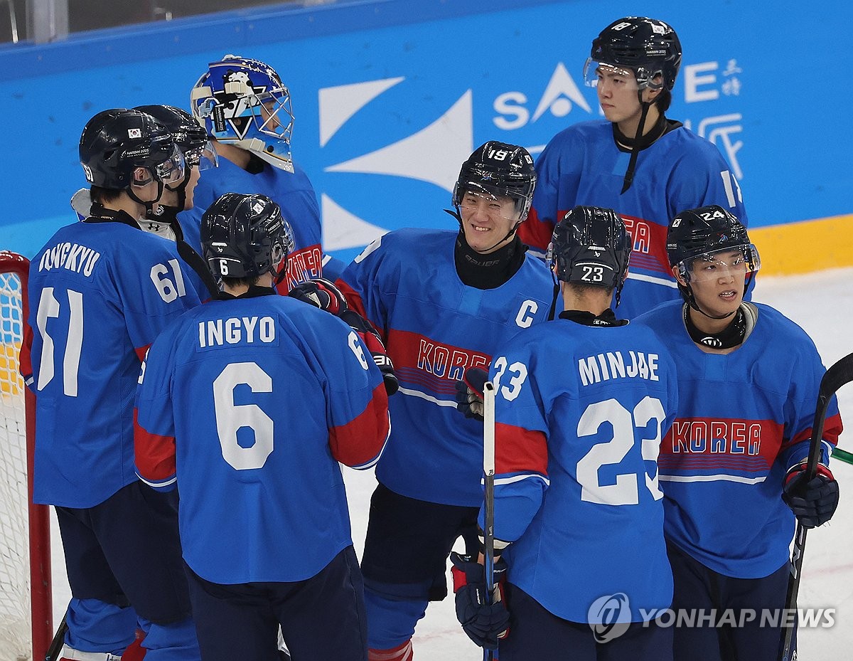 미소 짓는 한국 남자 아이스하키