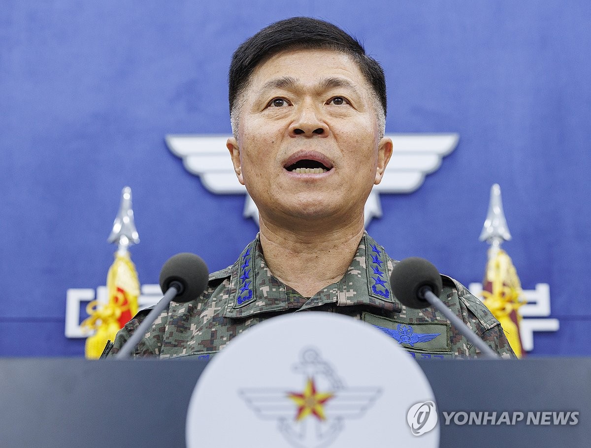 The chief of the General Staff of the Air Force, Lee Young-Su, issues a public excuse on an accidental bombing of a civil city in a press briefing at the Ministry of Defense in Seoul, on March 10, 2025 (Yonhap)