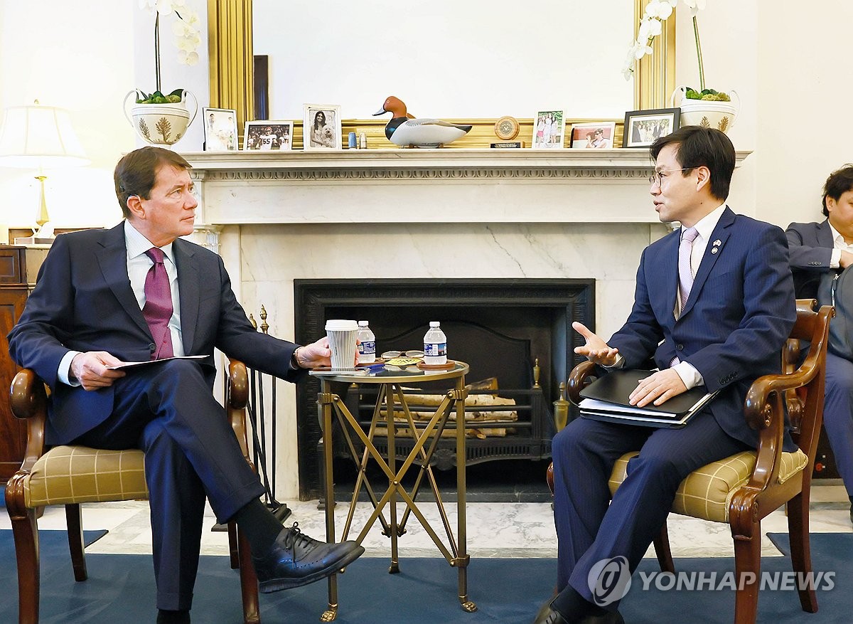 South Korean Trade Minister Yeo Han-koo (R) talks with U.S. Sen. Bill Hagerty during their meeting at Capitol Hill in Washington on June 26, 2025, in this photo released by the South Korean industry ministry. (PHOTO NOT FOR SALE) (Yonhap)