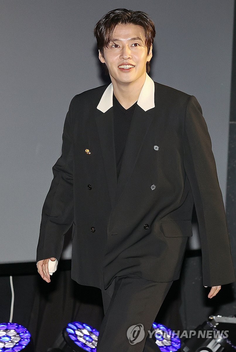 입장하는 강하늘