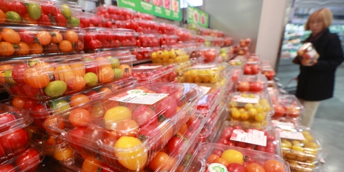 "과채 가격도 부담"…1년 전보다 방울토마토 42%·참외 36% 올라