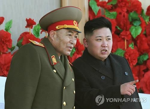 رئيس هيئة القوات المسلحة في كوريا الشمالية " لي يونغ-هو"(يصار الصورة) مع كيم جونغ-أون