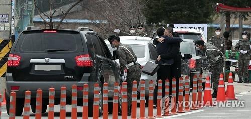 الجيش الكوري الجنوبي يؤكد حالة إصابة جديدة بفيروس كورونا لترتفع الحصيلة إلى 37 حالة - 1