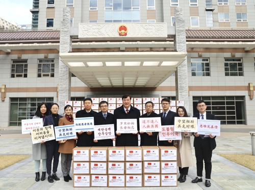 السفارة الصينية تقدم 25 ألف كمامة واقية إلى العاصمة الكورية الجنوبية سيئول - 2