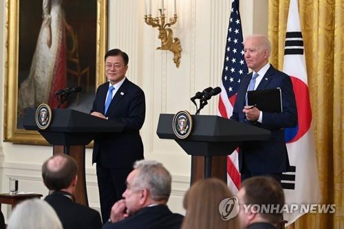 بايدن: الولايات المتحدة ستزود كوريا بجرعات كاملة لتلقيح 555 ألف جندي كوري - 1