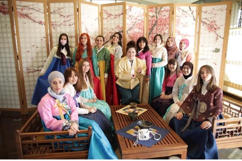 المركز الثقافي الكوري في تركيا ينظم حدثا لمحبي موجة الهاليو لتجربة الثقافة الكورية