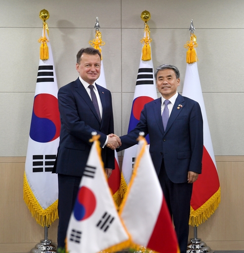 وزيرا دفاع كوريا الجنوبية وبولندا يناقشان التعاون في صناعة الأسلحة والأمن الإقليمي - 1