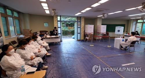 حالات الإصابة الجديدة بكورونا في كوريا تقل عن 10 آلاف وسط تباطؤ الفيروس