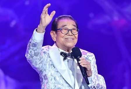 وفاة مقدم برنامج " مسابقة الغناء الشعبية " سونغ هيه عن عمر يناهز 95 عاما
