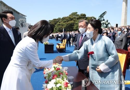 السيدة الأولى تلتقي بزوجة الرئيس السابق مون جيه-إن في سيئول