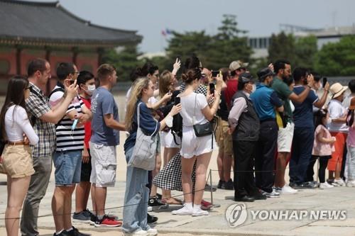 ارتفاع عدد السياح الأجانب القادمين إلى كوريا الجنوبية بـ 3 أضعاف على أساس سنوي في يونيو - 1
