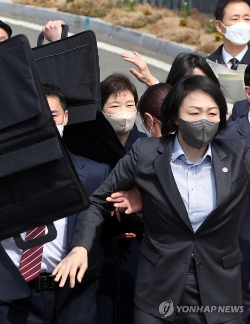 الحكم على رجل بالسجن لمدة عام لإلقائه زجاجة سوجو على الرئيسة السابقة - 1